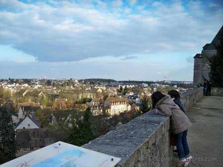 Children in Chartes cathedral garde