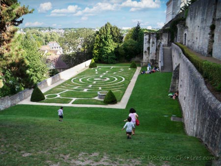 Children in Chartres labyrinth garde