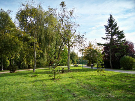 Promenade des Bords de L'Eure, Chartres - the benches