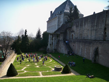 Students in Chartres labyrinth garde