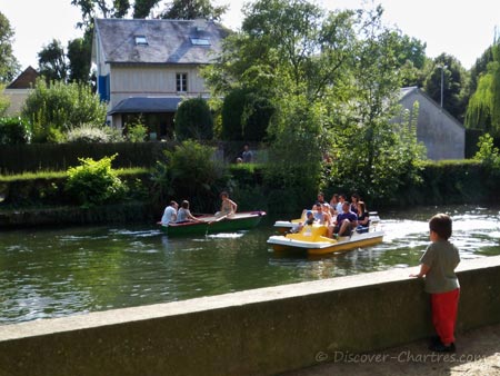 River cruising on pedalo i La Petite Venise