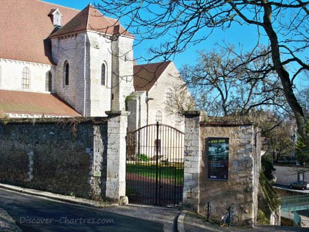 The gate of Collegiale Saint-Andre