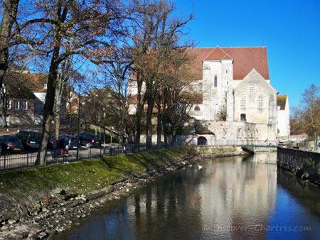 Collegiale Saint-André with the Eure river