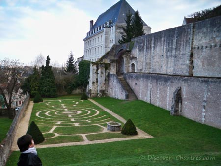 Chartres cathdral labyrinth garden