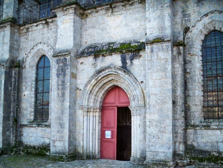 Saint Pierre church red porta