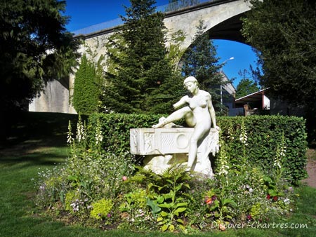 Jardi d'Horticulture - the statue