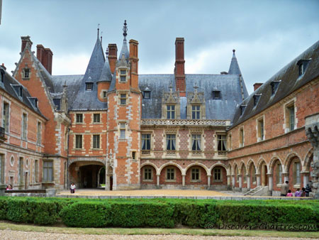 The inner courtyard of Château de Maintenon