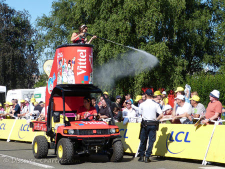 Vittel caravan showering the public